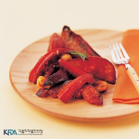 발사믹과 로즈마리로 향을 낸 오븐구이 야채 완성 사진