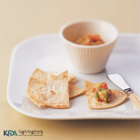 오븐에 구운 또띠아 칩과 아보카도 딥 완성 사진