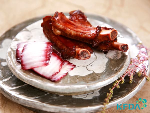 돼지갈비구이와 백김치와인조림 완성 사진